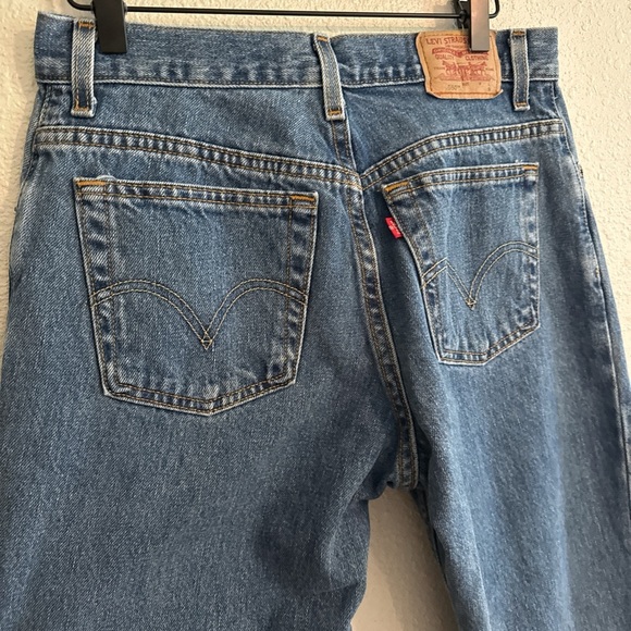 Classic vintage Levi's 550 straight leg tapered denim jeans in medium blue wash - Picture 3 of 7
